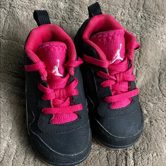 Jordan Kids Black and Pink Sneakers Size 6C - Picture 4 of 10